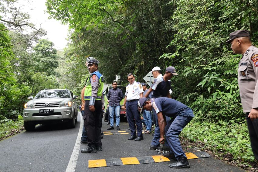 Dinas Perhubungan Sumut Pasang Road Barrier untuk Cegah Kecelakaan di Langkat