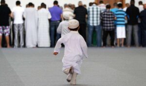 Bolehkah Membawa Anak Kecil ke Masjid? Ini Penjelasan Lengkap Hadits dan Ulama