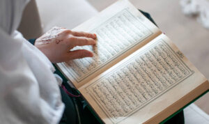 Bolehkah Membaca Al-Qur'an Tanpa Wudhu? Ini Penjelasan Ulama dan Dalilnya