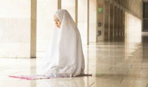 Sholat Pakai Mukena Tipis, Sah atau Tidak? Ini Penjelasan Ulama