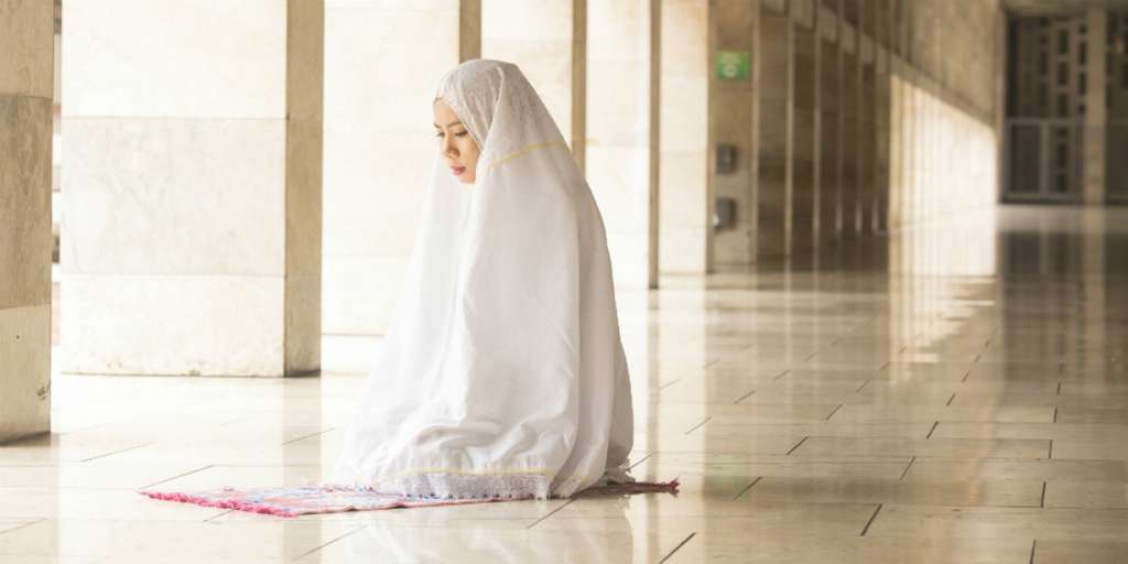 Sholat Pakai Mukena Tipis, Sah atau Tidak? Ini Penjelasan Ulama