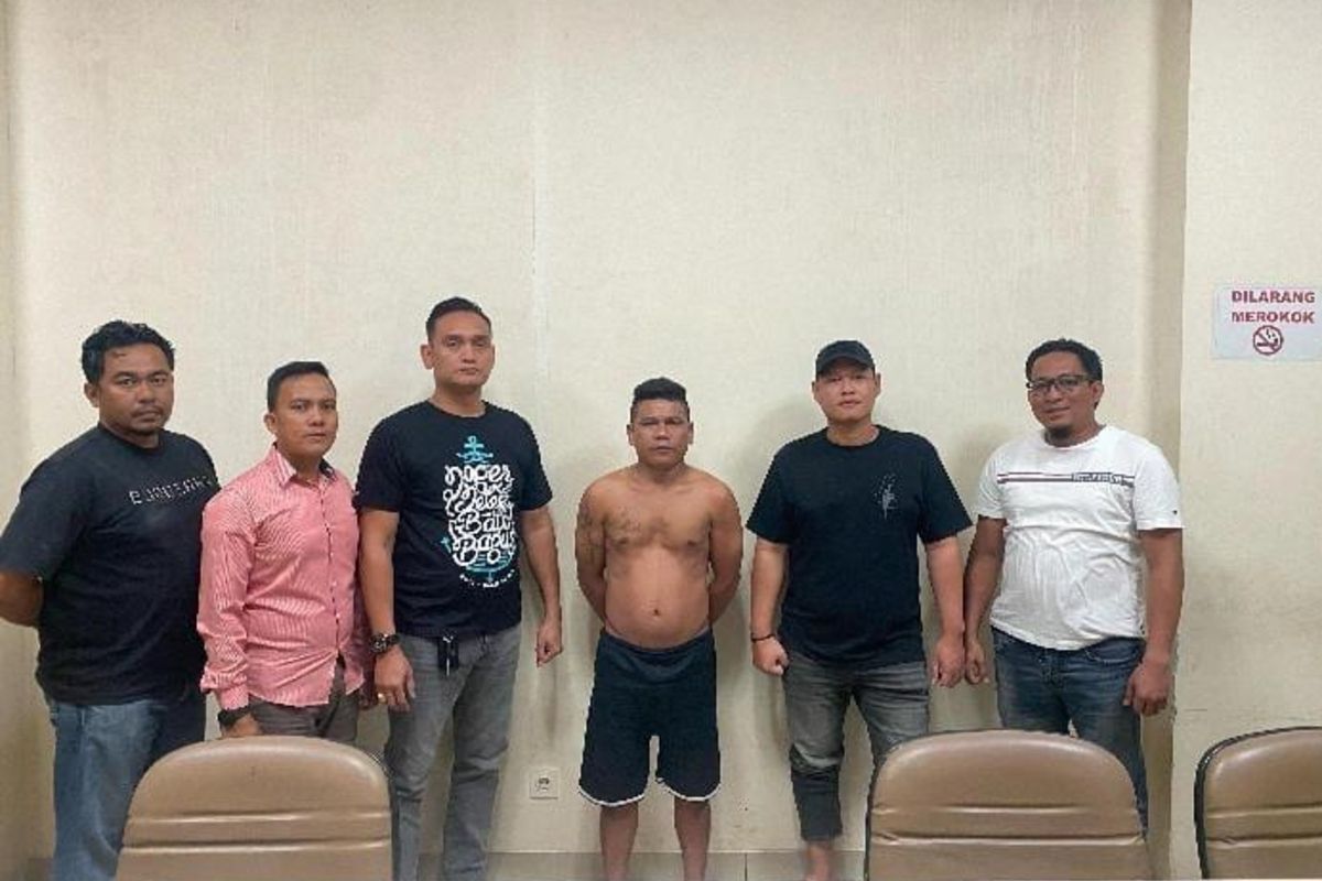 Viral! Pengendara Mobil Diancam Pria Bersenjata Tajam di Pekanbaru, Pelaku Ditangkap