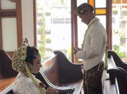 Pengantin Ini Doa dengan Kiblat yang Berbeda (Lambeturah.co.id)