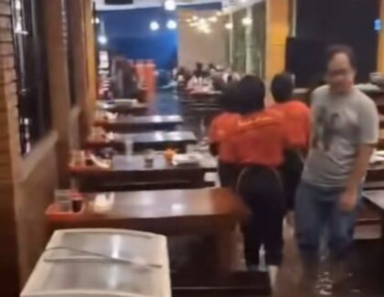 Restoran bernama bebek kaleyo mengalami banjir (Lambeturah.co.id)