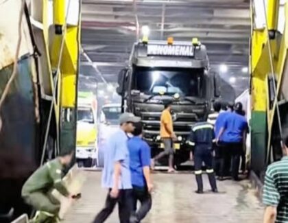 Semua Kendaraan Tertahan Setelah Kapal Sandar, Sopir Truk Malah Menghilang (Lambeturah.co.id)