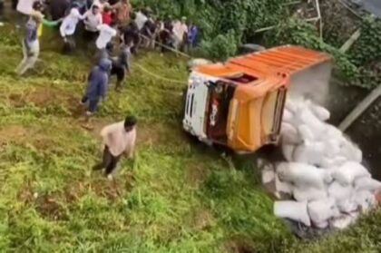 Warga Gotong Royong Bantu Bantu Truk Bermuatan Pupuk Terguling di Banjarnegara (Lambeturah.co.id)