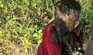 anak laki-laki di Tanjung Bunga, Teluk Pakedai, Kabupaten Kubu Raya terjatuh kedalam parit yang berlumpur (lambeturah.co.id)