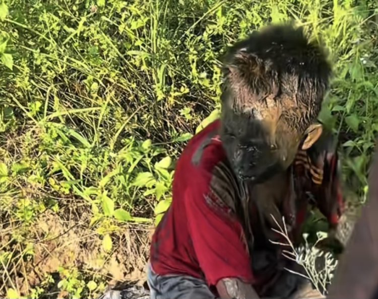 anak laki-laki di Tanjung Bunga, Teluk Pakedai, Kabupaten Kubu Raya terjatuh kedalam parit yang berlumpur (lambeturah.co.id)