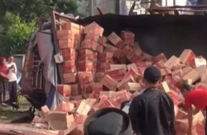 truk bermuatan mie instan terguling di kawasan Dawagung (Lambeturah.co.id)