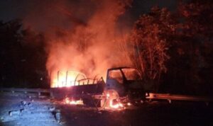 truk terbakar di Tol Gempol-Pasuruan (lambeturah.co.id)