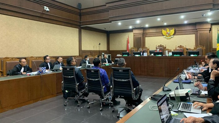 Jaksa KPK menghadirkan tiga penyidiknya sebagai saksi di sidang Sekjen PDIP Hasto Kristiyanto (kompas.com).