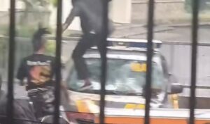 Massa melakukan aksi anarkistis dengan merusak mobil patrol polisi (kompas.com)
