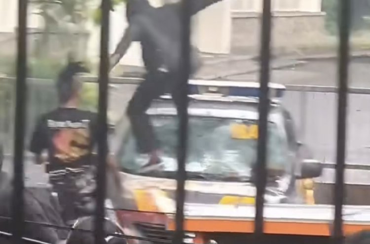 Massa melakukan aksi anarkistis dengan merusak mobil patrol polisi (kompas.com)