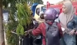 Pengendara Motor Cekcok dengan Pengemudi Mobil (kompas.com)