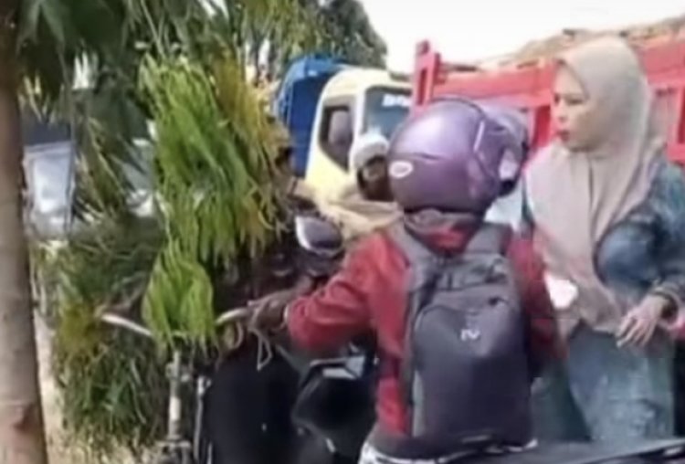 Pengendara Motor Cekcok dengan Pengemudi Mobil (kompas.com)