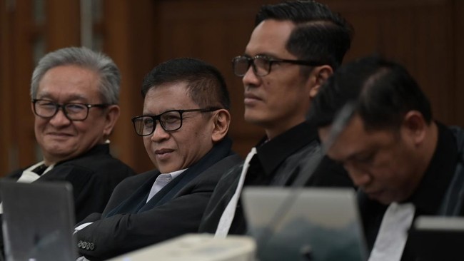 Hasto Kristiyanto (dua dari kiri) (Kompas.com)
