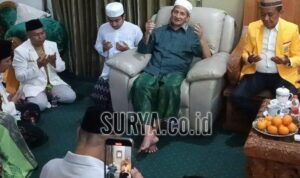 Ketua Umum Partai Golkar Bahlil Lahadalia bersama elite Partai Golkar saat berkunjung ke kediaman KH Agoes Ali Masyhuri atau Gus Ali (surya.co.id)