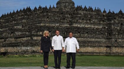 Presiden Prancis, Emmanuel Macron, bersama ibu negara Brigitte Macron (detik.com)
