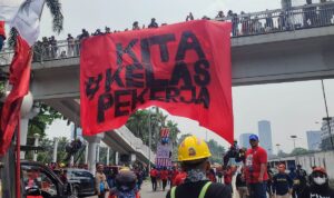 Aksi buruh di depan gedung DPR R (kompas.com)I
