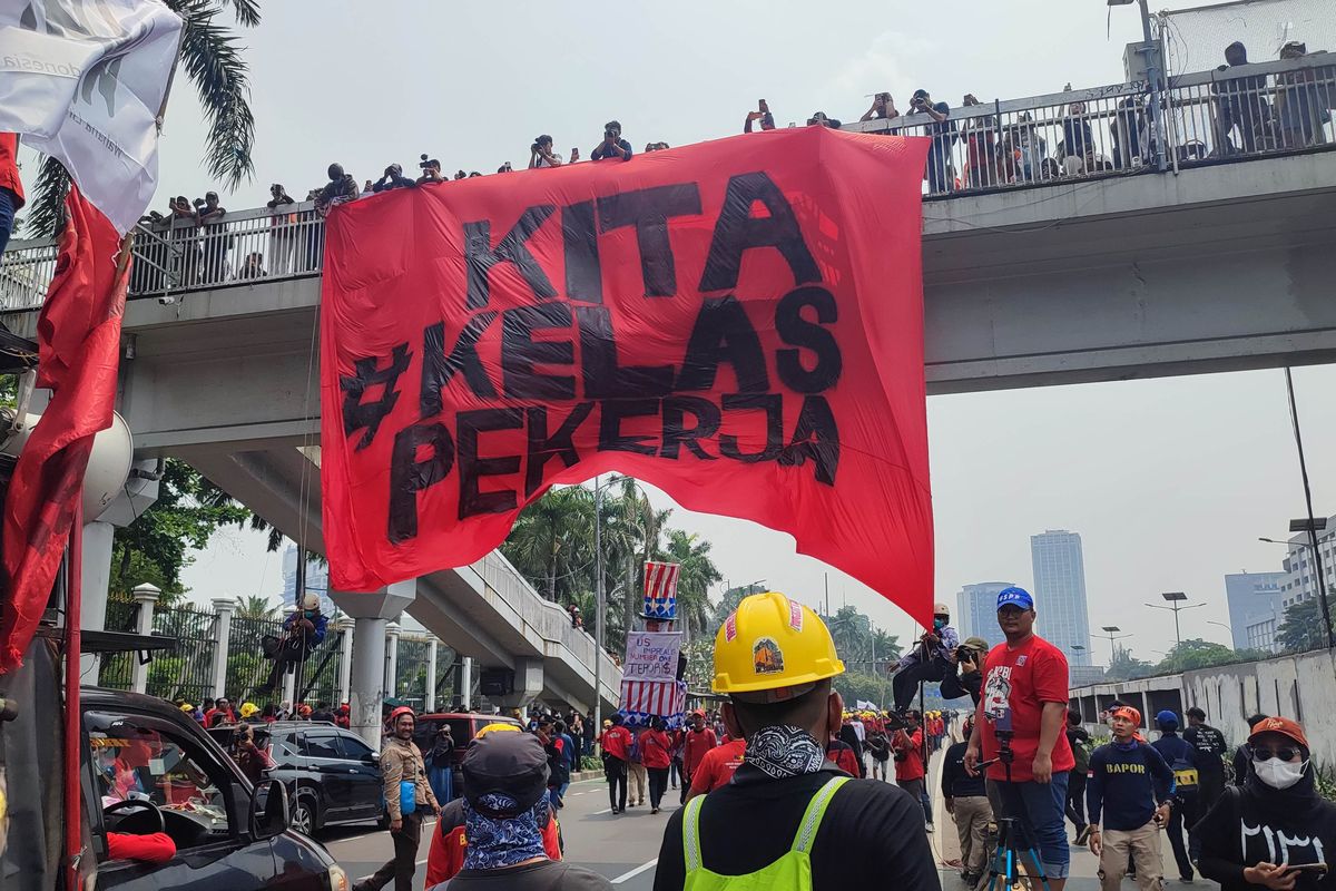 Aksi buruh di depan gedung DPR R (kompas.com)I