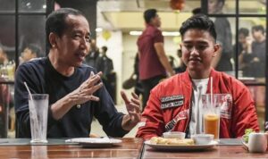 Jokowi (kiri) berbincang dengan Kaesang Pangarep (kanan) (detik.com)