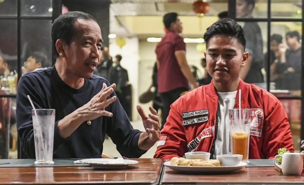 Jokowi (kiri) berbincang dengan Kaesang Pangarep (kanan) (detik.com)