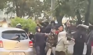Mobil-Ibu-Ibu-di-Makassar-Dirusak-Massa-Saat-Demo-Hari-Buruh-kompas.com_.jpg 4 Mei 2025