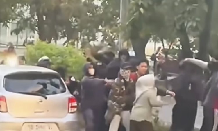 Mobil-Ibu-Ibu-di-Makassar-Dirusak-Massa-Saat-Demo-Hari-Buruh-kompas.com_.jpg 4 Mei 2025
