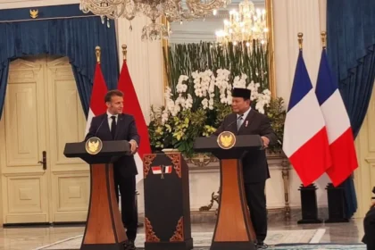 Presiden RI Prabowo Subianto dan Presiden Prancis Emmanuel Macron (Kompas.com)