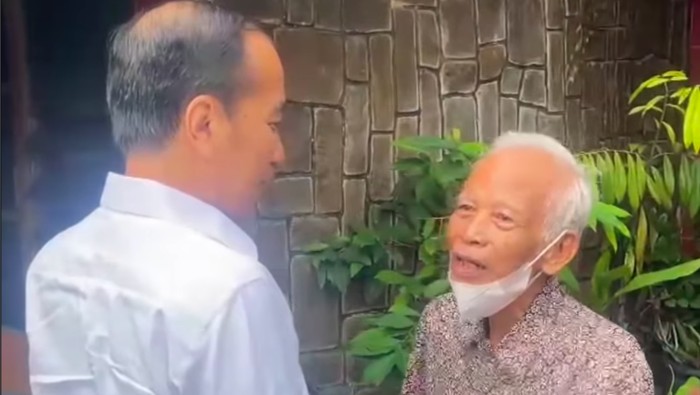 Presiden ke-7 RI Jokowi mengunjungi dosen pembimbing akademik semasa dirinya kuliah di UGM, Kasmudjo (kompas.com