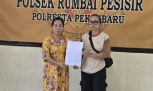 wanita paruh baya yang kedapatan mencuri puluhan kaleng sarden dari sebuah kios (kompas.com)