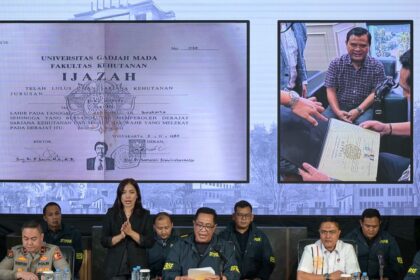 Polisi menampilkan foto dari fotokopi ijazah Jokowi (Kompas.com)