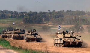 Tentara Israel menunggangi tank di dekat perbatasan Jalur Gaza (detik.com)