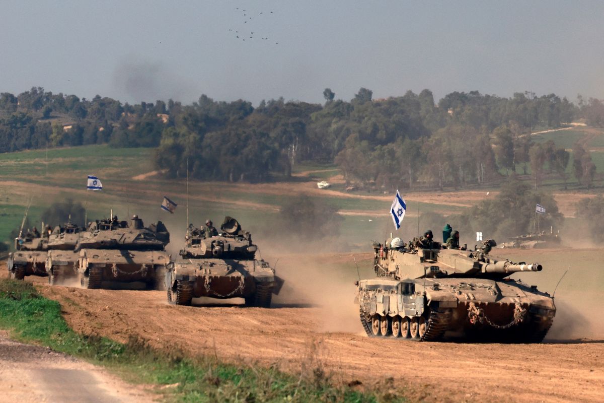 Tentara Israel menunggangi tank di dekat perbatasan Jalur Gaza (detik.com)