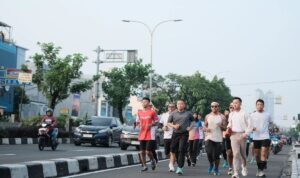 Wali Kota Depok, Supian Suri saat melakukan olahraga lari di Jalan Margonda (kompas.com)