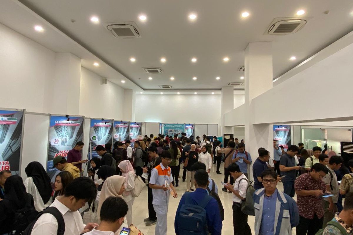Kesenjangan usia pencari kerja di Job Fair (kompas.com)