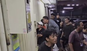 Diduga Maling di Bekasi Terkunci di Minimarket, Warga Berkumpul di Depan Toko (kompas.com)