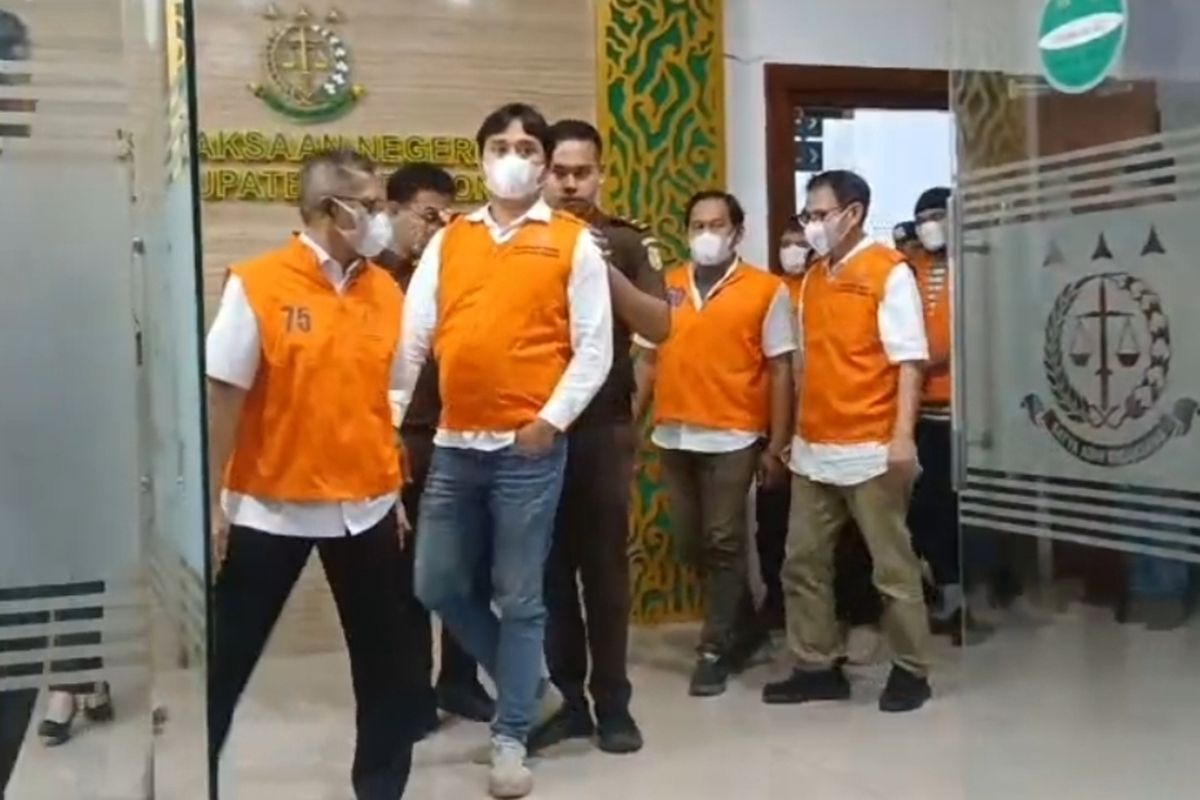 Kejari Kabupaten Cirebon Jawa Barat menunjukan tujuh tersangka (Kompas.com)