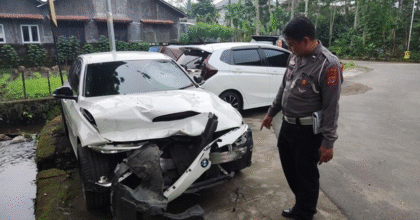 Sedan BMW 320i penabrak motor Vario di Jalan Palagan, Ngaglik (detik.com)