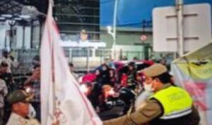 Polisi Turunkan 14 Bendera Ormas di Jaktim (kompas.com)