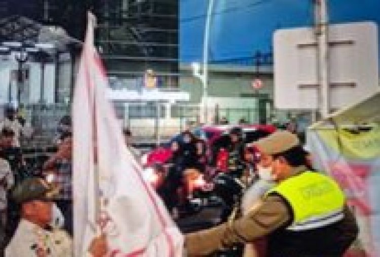 Polisi Turunkan 14 Bendera Ormas di Jaktim (kompas.com)