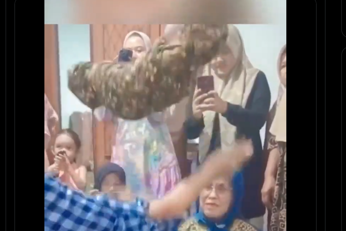 Momen saat sebuah video memperlihatkan bayi dilempar-lempar dalam Tradisi Turun Mandi (lambeturah.co.id)
