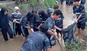 Siswa SMAN 1 Kayen Gelar Aksi Bersih Sungai Untuk Rayakan Kelulusan (lambeturah.co.id)
