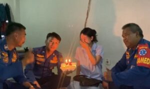 petugas Damkar juga bisa menjadi teman curhat di kala warga sedang bersedih (lambeturah.co.id)