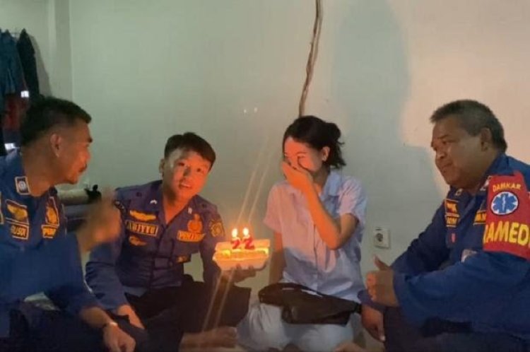 petugas Damkar juga bisa menjadi teman curhat di kala warga sedang bersedih (lambeturah.co.id)