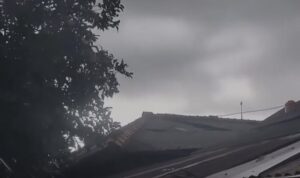 rumah warga di Kalideres, Jakarta Barat, mengalami kerusakan akibat angin puting beliung (Lambeturah.co.id)