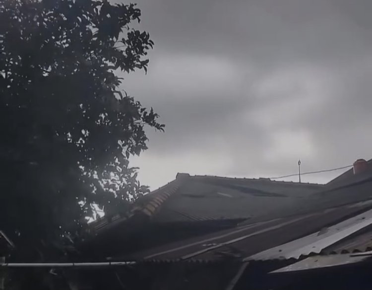 rumah warga di Kalideres, Jakarta Barat, mengalami kerusakan akibat angin puting beliung (Lambeturah.co.id)