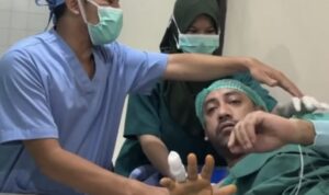 seorang pria habis dibius mengigau dengan menjadi manusia paling romantis (lambeturah.co.id)