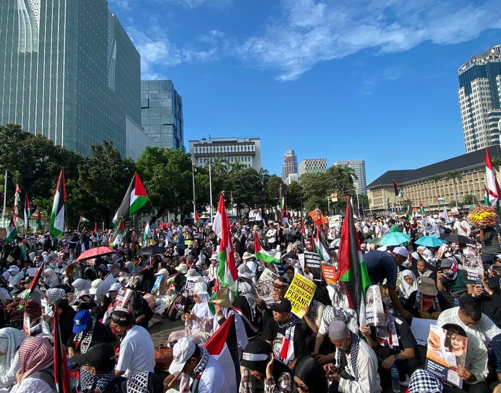 Massa Padati Kawasan Monas dalam Aksi Bela Palestina (detik.com)