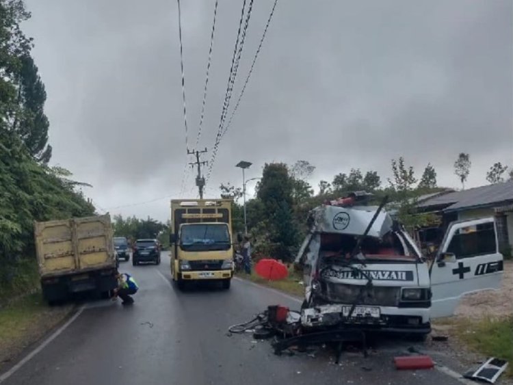 Ambulans Pembawa Jenazah Alami Kecelakaan Maut di Humbahas, Sopir Gugur dalam Tugas (lambeturah.co.id)